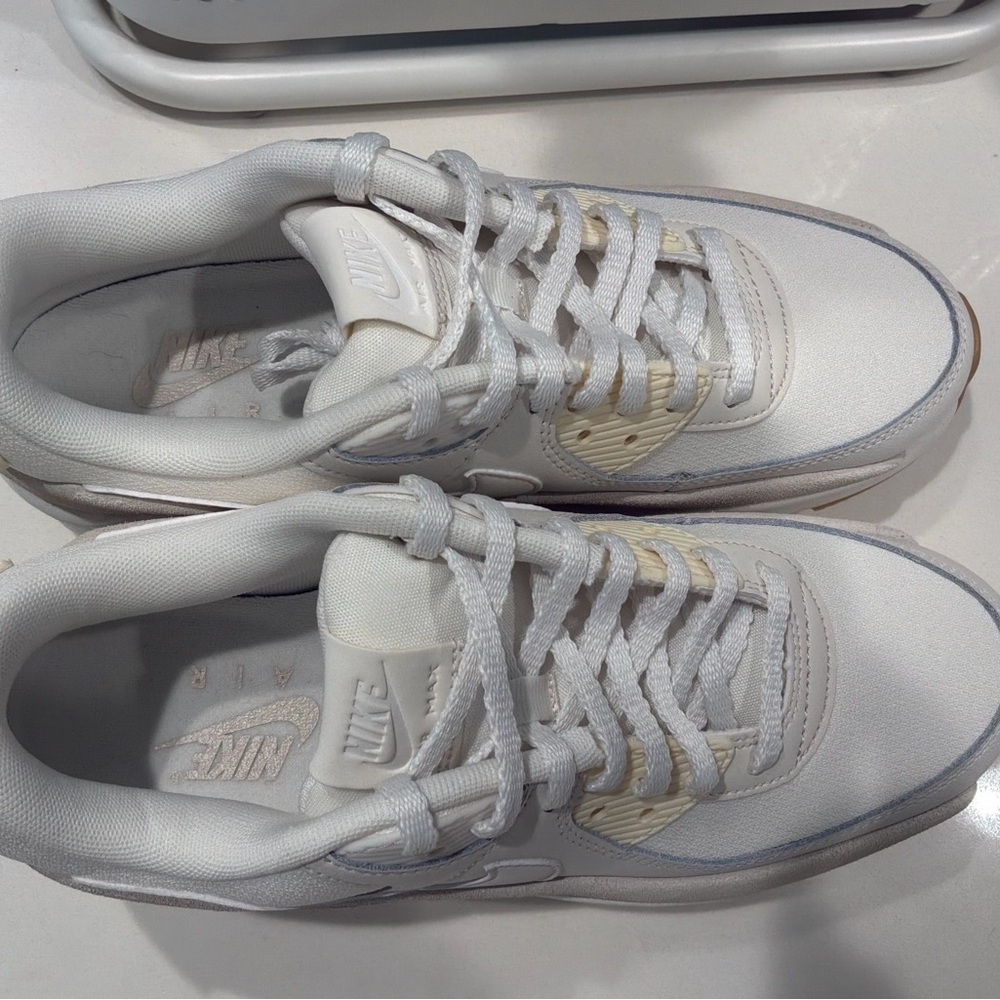 Nike Air Max 90 LV8 - White / Gum Sole - Picture 5 of 5